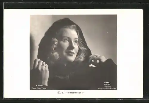 AK Schauspielerin Eva Immermann mit Kapuze posierend