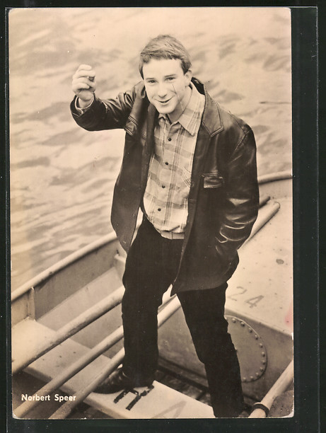AK Schauspieler Norbert Speer auf Ruderboot stehend Nr. 7255634