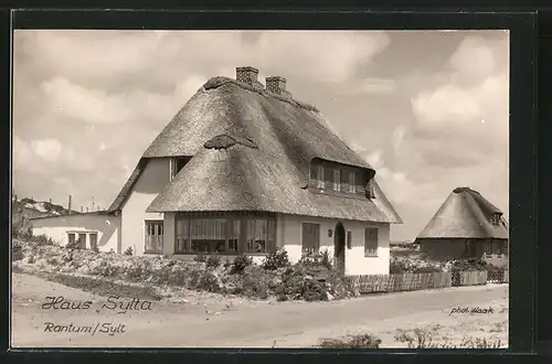 AK Rantum, Haus Sytta, Gebäude mit Reetdach