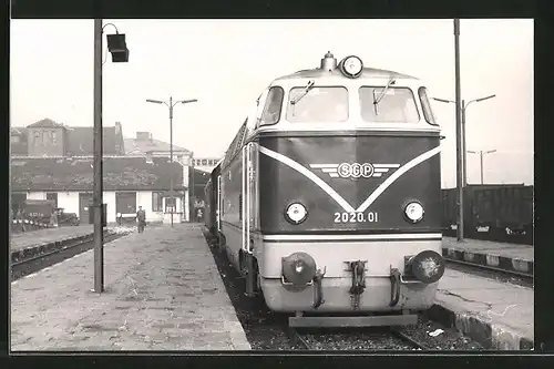Foto-AK Sofia, Schnellzug-Lokomotive SGP Nr. 2020.01, Personenzug im Bahnhof, ÖBB österreichische Eisenbahn