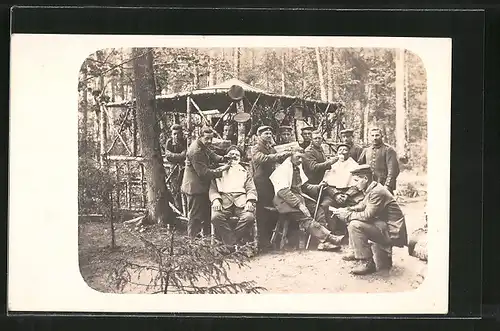 Foto-AK Barbier im Wald, Friseur hinter der Front