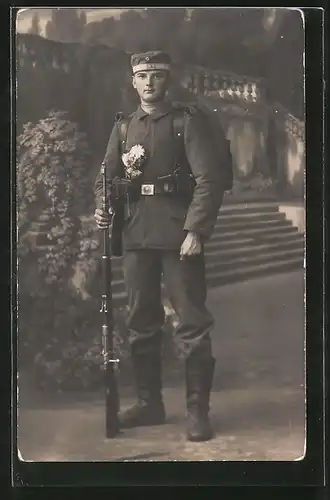 Foto-AK Soldat in Feldgrau mit Marschgepäck und Gewehr, Ausmarsch