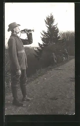 Foto-AK Halbwüchsiger Hornist und Kameraden in Uniform