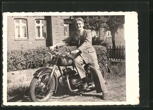 Foto-AK Junger Mann mit Motorrad