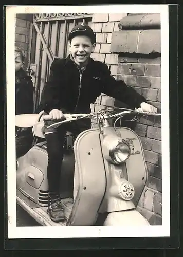 Foto-AK Knabe auf NSA-Lambretta Motorroller