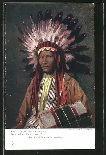 AK Indianer-Häuptling mit Federschmuck, "Tall of stature..."