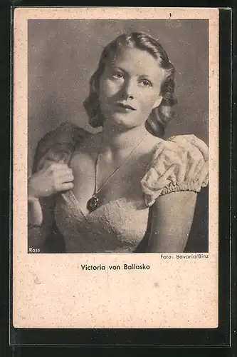 AK Schauspielerin Viktoria von Ballasko mit Halskette posierend