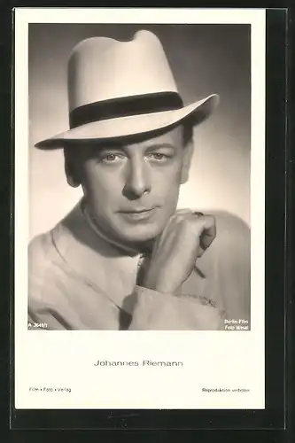 AK Schauspieler Johannes Riemann mit Hut posierend