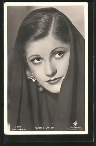 AK Schauspielerin Gisela Uhlen mit Kopftuch posierend