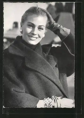 AK Schauspielerin Anita Ekberg mit freundlichem Lächeln