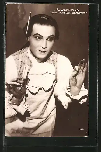 AK Schauspieler Rudolph Valentino mit Rasiermesser in "Monsieur Beaucaire"