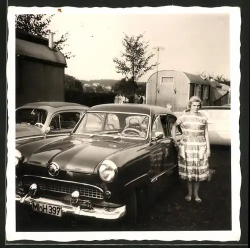 Fotografie Auto Ford Taunus "Weltkugel", Hausfrau neben PKW stehend