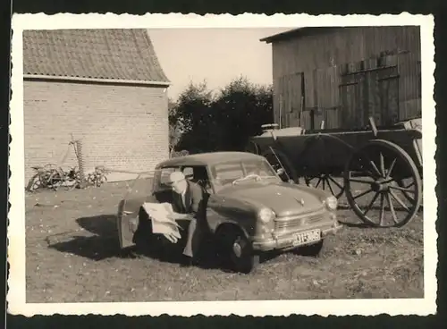 Fotografie Fotograf unbekannt, Ansicht Segeberg, Auto Lloyd, Fahrer mit Zeitung sitzt im PKW, Kfz-Kennz. BH31-3045