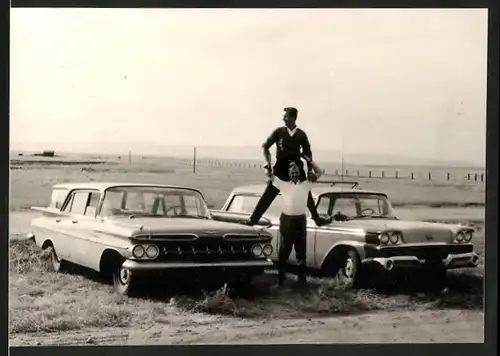 Fotografie Auto Chevrolet "Chevy" Kombi, US-Car, Männer posieren zwischen den PKW's