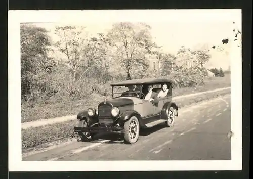 Fotografie Auto Cabrio, Mäner bei Ausfahrt im Cabriolet mit Kühlerfigur