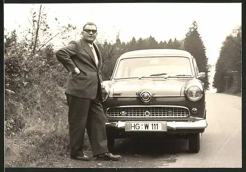 Fotografie Auto Ford Taunus "Weltkugel", stolzer Fahrer mit seinem PKW