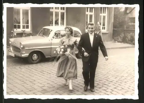 Fotografie Auto Opel Rekord, junges Paar vor PKW