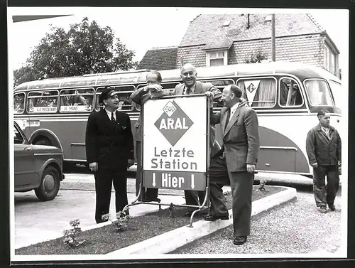Fotografie Bus, Omnibus Pressefahrt nach Le Mans an der Letzten ARAL-Tankstelle vor der Grenze, Busfahrer