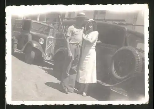 Fotografie Auto Citroen Kastenwagen, junges Paar steht vor Transporter