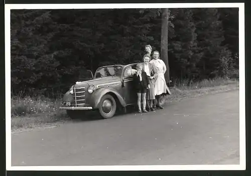 Fotografie Auto Opel, Frauen und Knabe posieren am PKW, Kfz-Kennz. AH41-3918