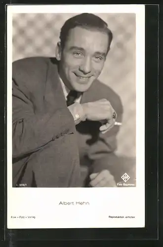 AK Schauspieler Albert Hehn lächelnd mit Zigarette in der Hand posierend