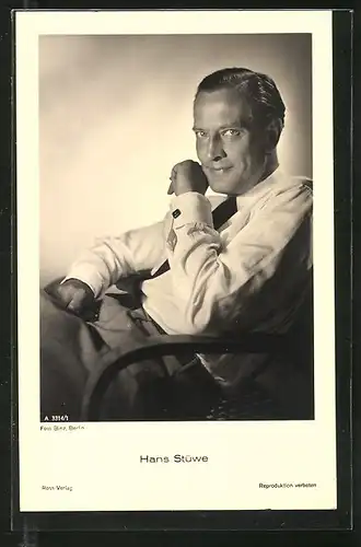 AK Schauspieler Hans Stüwe auf Stuhl sitzend porträtiert