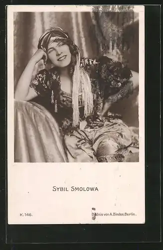 AK Schauspielerin Sybil Smolowa lächelnd mit Kopftuch posierend