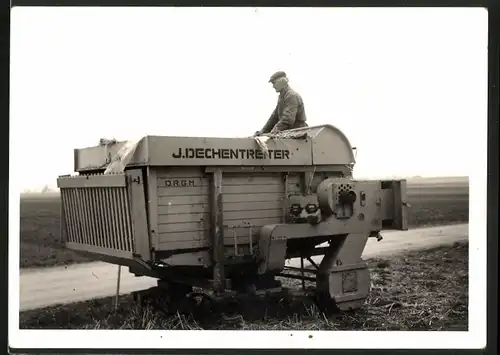 Fotografie J. Dechentreiter Heuballenpresse, D.R.G.M., Bauer bedient landwirtschaftliche Maschine