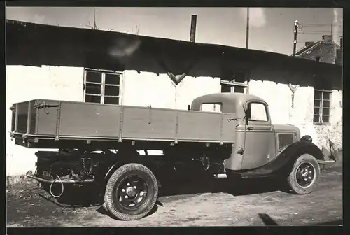 Fotografie LKW Ford, Lastwagen-Pritsche auf einem Werkhof