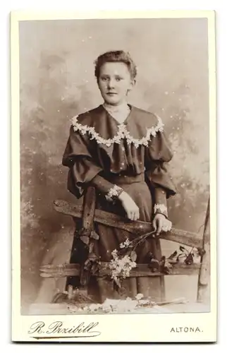 Fotografie R. Przibill, Hamburg-Altona, Portrait hübsche junge Dame