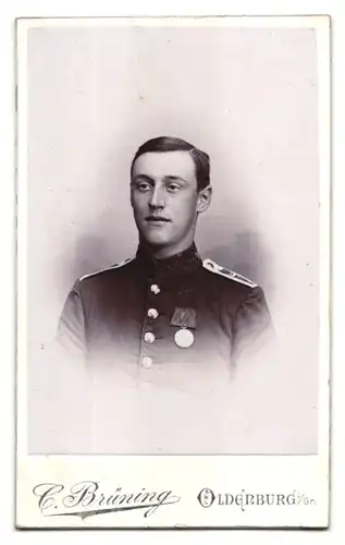 Fotografie C. Brüning, Oldenburg i. Gr., Portrait Soldat in Uniform mit Orden