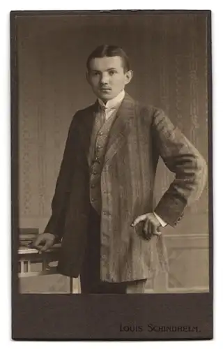 Fotografie Louis Schindhelm, Ebersbach i. S., junger Mann im Anzug elegant gekleidet