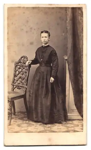 Fotografie J. Bremermann, Bremen, Portrait junge Frau an einem Stuhl