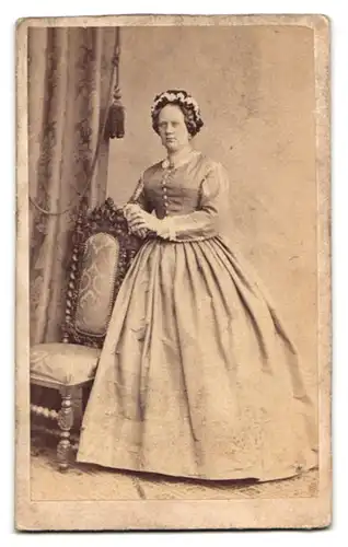 Fotografie W. Ernst, Hannover, Portrait einer Frau im hellen Kleid