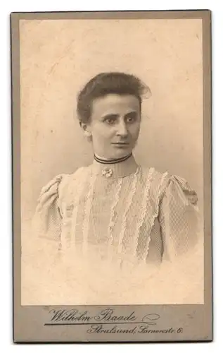 Fotografie Wilhelm Baade, Stralsund, Portrait einer Frau im gestreiften Kleid