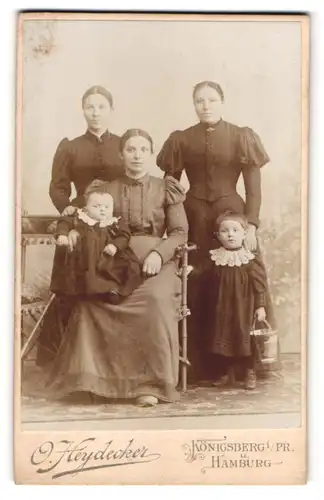 Fotografie O. Heydecker, Königsberg i. Pr., Portrait drei Frauen und zwei Kinder