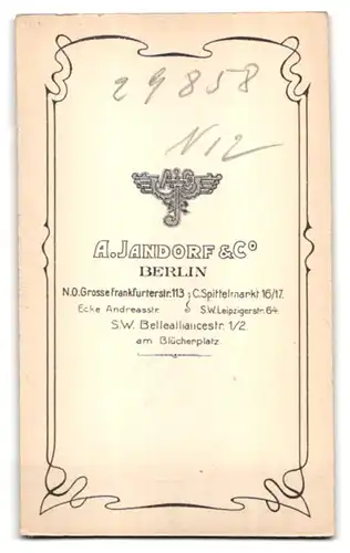 Fotografie A. Jandorf & Co., Berlin, Portrait einer alten Frau mit Buch