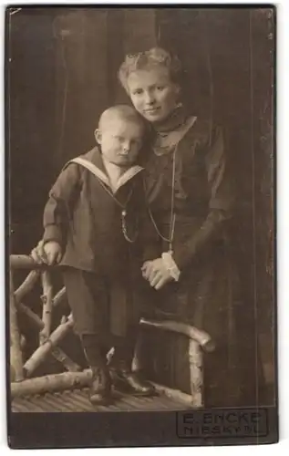 Fotografie E. Encke, Niesky o/L, Portrait Mutter und Sohn