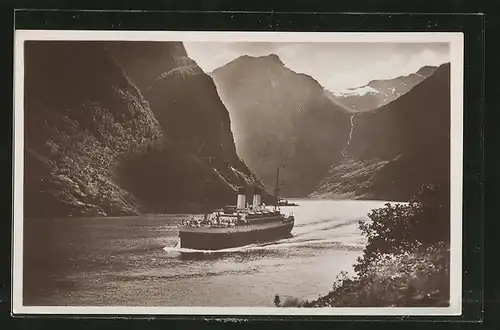 AK Passagierschiff Monte Sarmiento in der Naerobucht, Nordlandreisen 1927