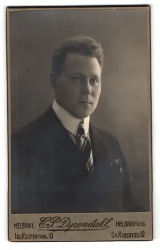 Fotografie C. P. Dyrendahl, Helsinki, Portrait junger Mann im Anzug