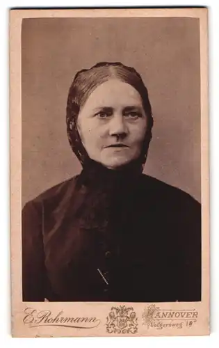 Fotografie E. Rohrmann, Hannover, Portrait Frau mit Kopftuch