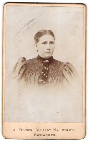 Fotografie A. Funger, Eschweiler, Brustportrait bürgerliche Dame