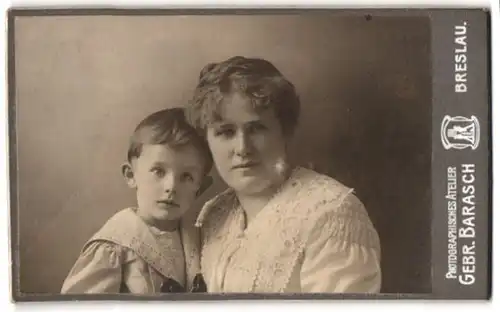 Fotografie Gebr. Barasch, Breslau, Portrait Mutter und Sohn