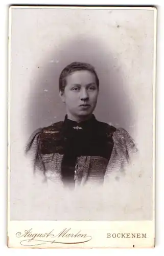 Fotografie August Marten, Bockenem, Brustportrait Fräulein mit zurückgebundenem Haar