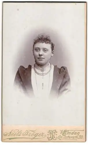 Fotografie Niels Tröger, Emden, Brustportrait junge Dame mit Halskette