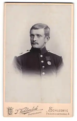 Fotografie J. Vahlendick, Schleswig, Brustportrait Soldat in Uniform mit Schulterklappe 84 und Orden
