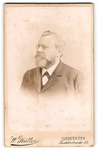 Fotografie W. Müller, Magdeburg, Halbprofilportrait Herr mit Vollbart und Brille