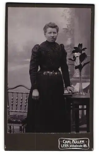 Fotografie Carl Müller, Leer, Portrait junge Dame in schwarzem Kleid