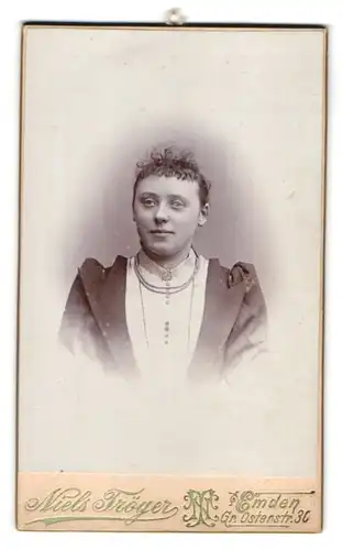 Fotografie Niels Tröger, Emden, Brustportrait junge Dame mit zurückgebundenem Haar
