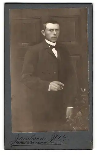 Fotografie Jacobsen J. W., Hamburg, Portrait junger Mann mit Zigarre